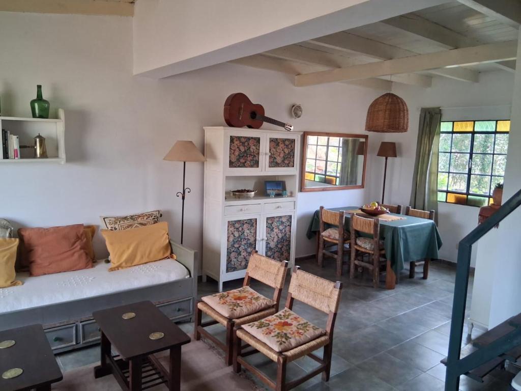 Casa en el pueblo frente al río y al camino de la costanera con parrilla - 5