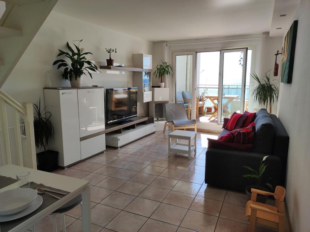 Seafront 2-bedroom duplex with lovely terrace - 2