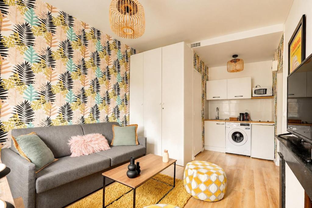 Bright Pigalle Studio with Boulevard Views - 3