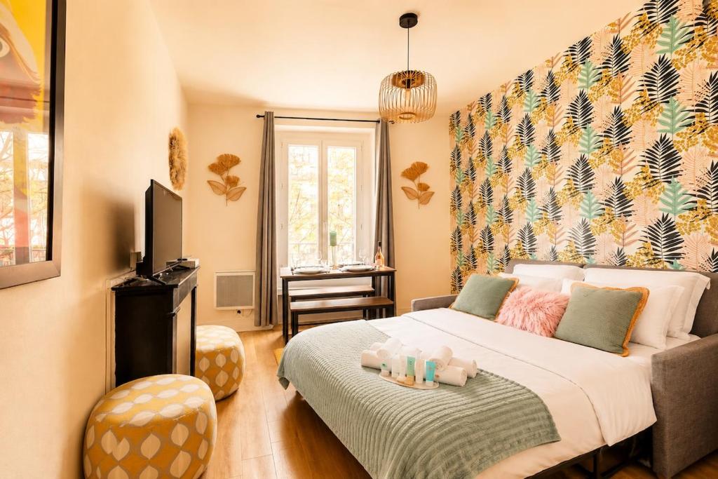 Bright Pigalle Studio with Boulevard Views - 2
