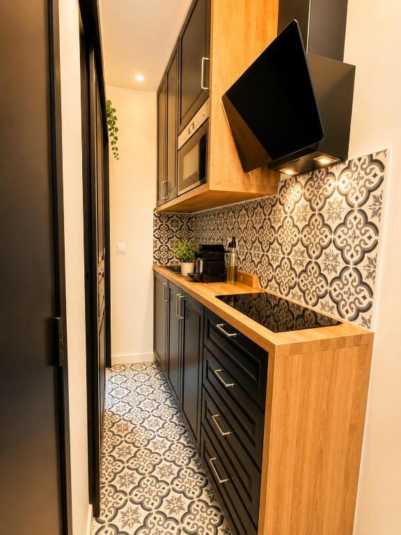 Bright Studio with Iconic Paris Rooftop Sunsets - 3