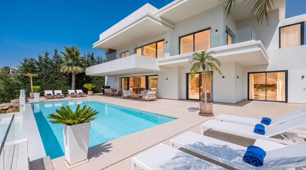 VACATION MARBELLA I Villa Status, Private Pool, 5min to the Beach, BBQ, Rooftop Terrace, 5 BDRS, Luxury Villa - 1