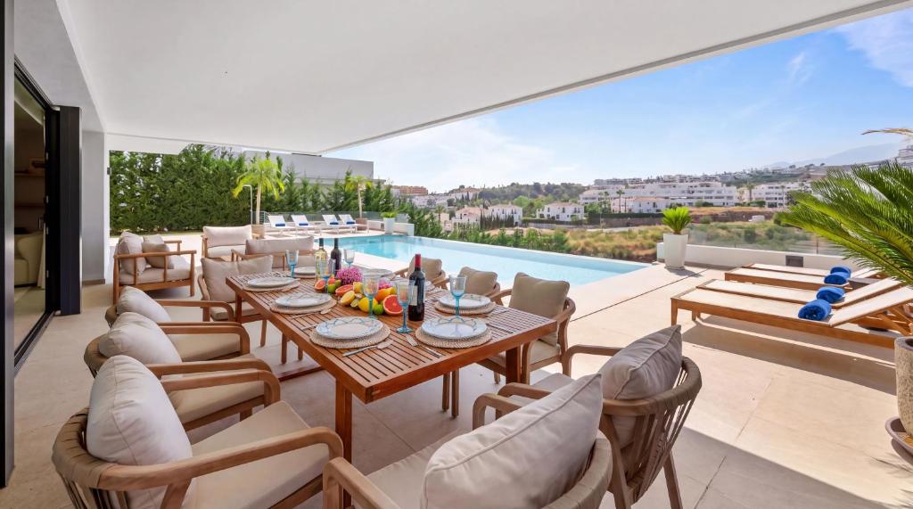 VACATION MARBELLA I Villa Status, Private Pool, 5min to the Beach, BBQ, Rooftop Terrace, 5 BDRS, Luxury Villa - 2