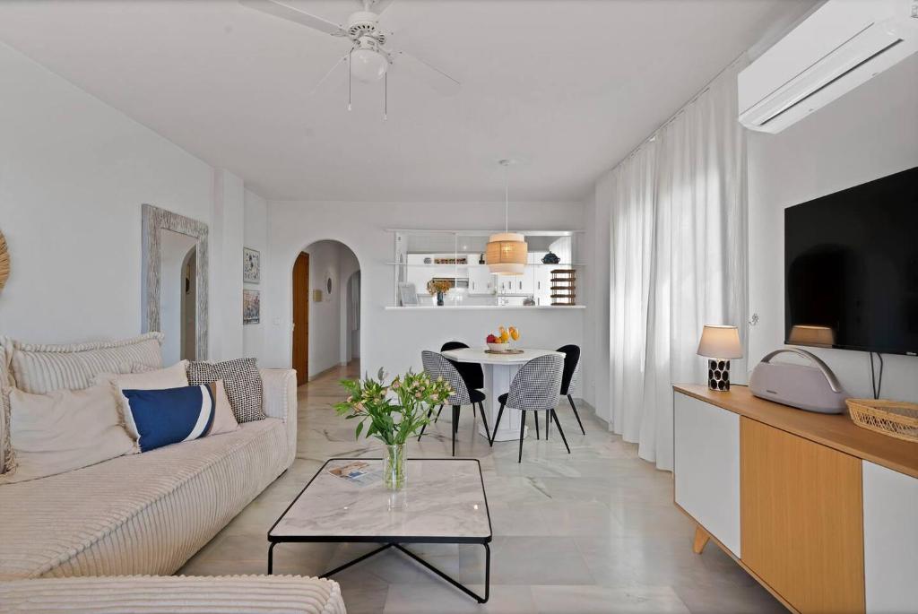 Cozy Calahonda Apt w Sea Views, Pool and Sunsets - 4