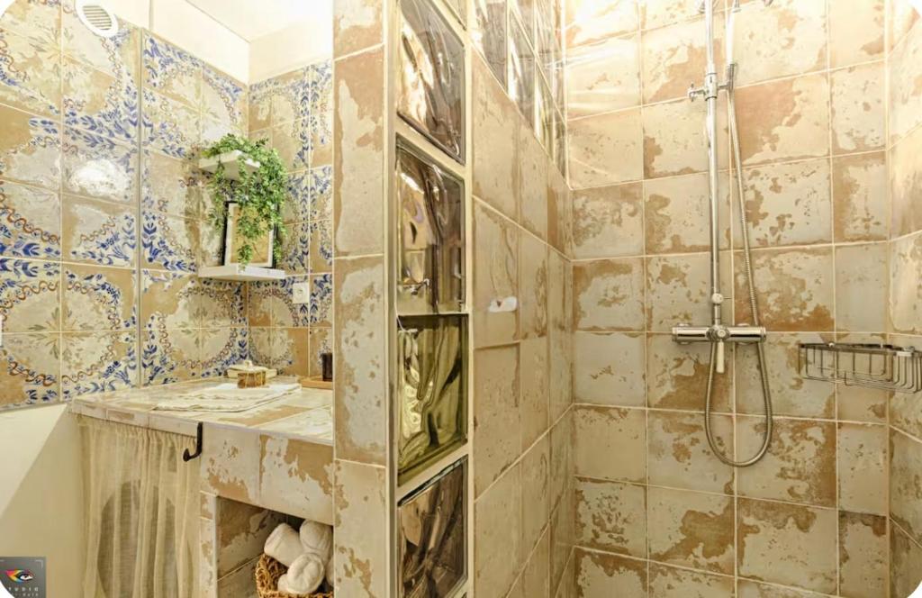 Chez Grand-Mère Elegant Vintage Apartment with Free Parking - 3