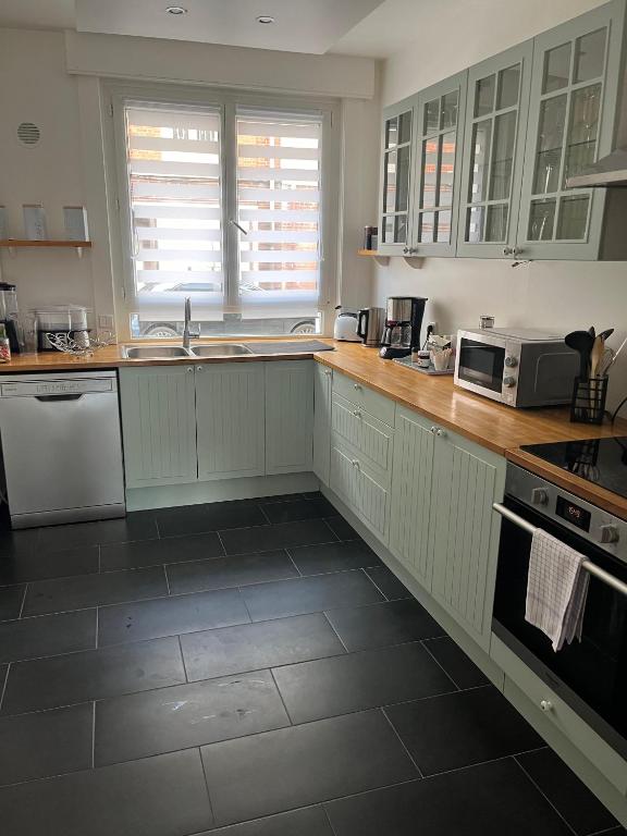 Beautiful 6 bedroom house - close beach - 3