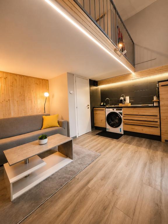 ZONA NAVIGLI Design Loft , Proiettore schermo 80" - 2