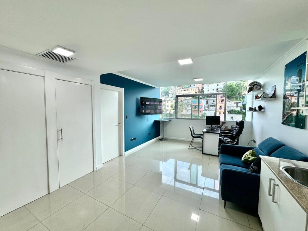Elegante oficina suite vista al cerro y piscina RF1-1308 - 4