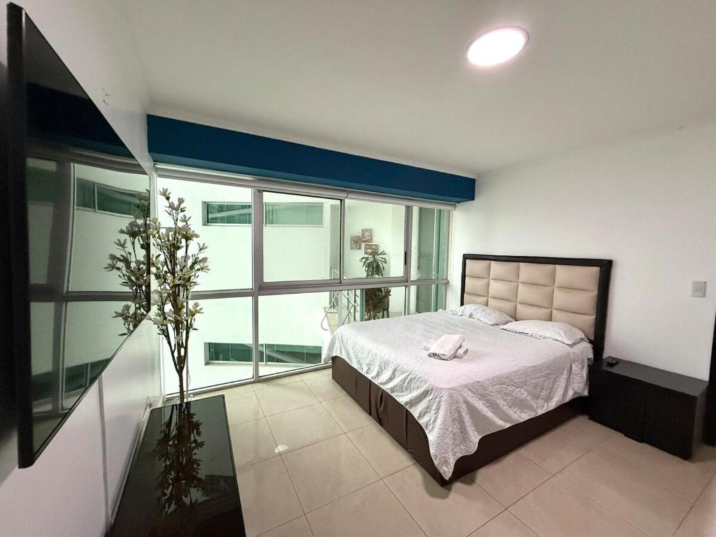 Suite con balcón vista al río en Puerto Santa Ana RF1-304 - 5