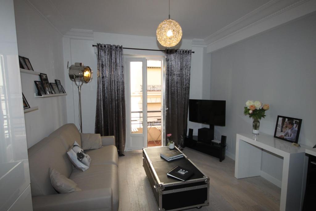 From Hollywood to Bollywood 2 Bedrooms 2 Bathrooms - 1 min from Croisette&Beach, 12 Min from the Palais - 3