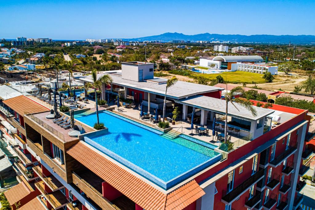 2BR/2BA Nuevo Vallarta Condo | Pool, Gym & Balcony - 4