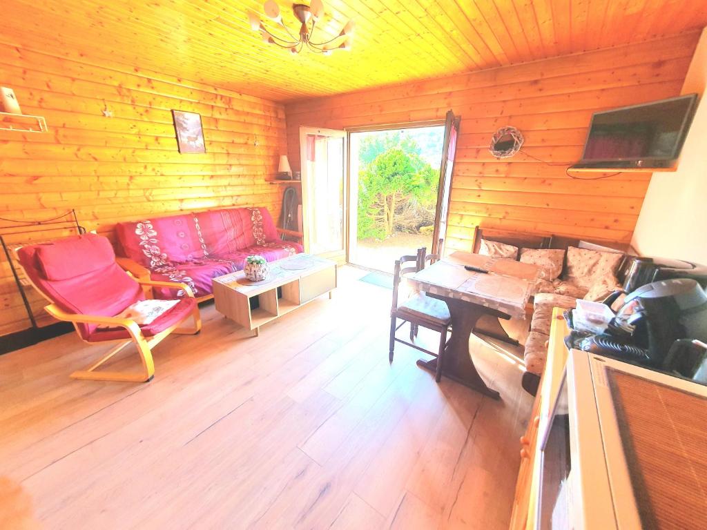 Charmant chalet - appartement avec chambre - terrasse - jardin- parking - proche toutes commodités et lac - calme - lisière de forêt - 2