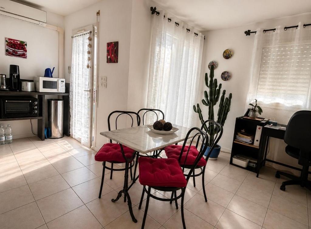 Charming comfortable 1-bedroom apartment with balcony & Wi-Fi - 5