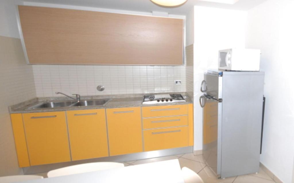 Beachfront apartment with terrace and shared pool - 4