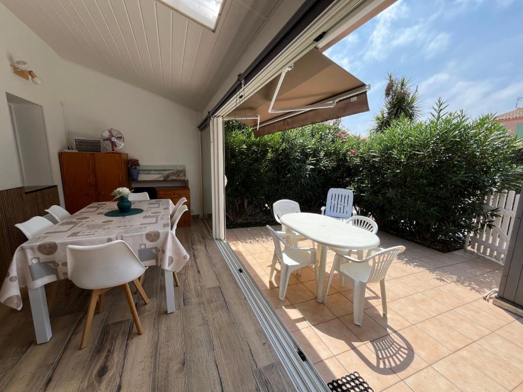 Belle villa 2 chambres, veranda, terrasse parking privatif dans résidence sécurisée avec piscine commune 800 m de la mer LRCS87 - 4