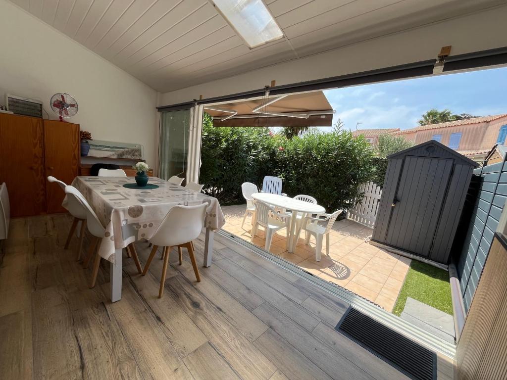 Belle villa 2 chambres, veranda, terrasse parking privatif dans résidence sécurisée avec piscine commune 800 m de la mer LRCS87 - 3