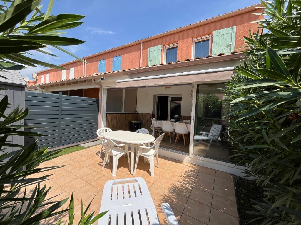 Belle villa 2 chambres, veranda, terrasse parking privatif dans résidence sécurisée avec piscine commune 800 m de la mer LRCS87 - 2