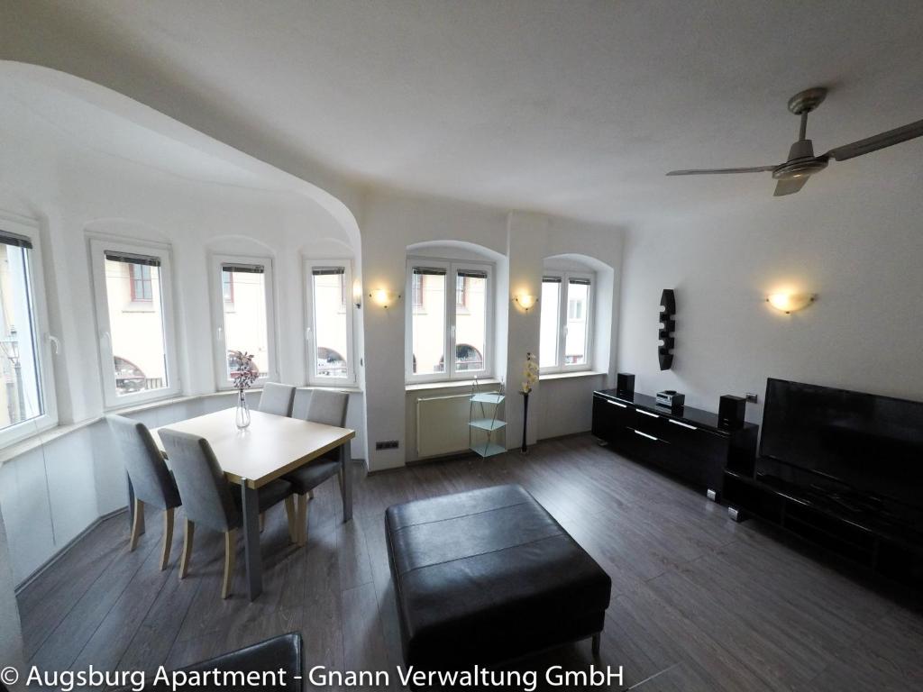 Brecht Apartments - 1