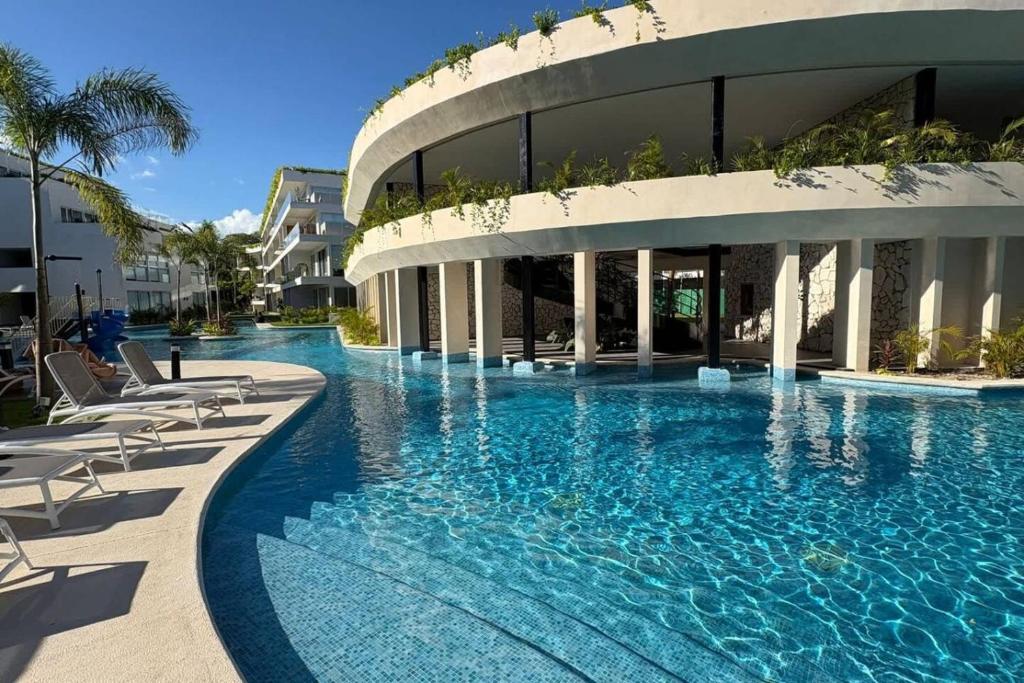 Stylish Apt with Private Balcony, Pool and Gym - 3