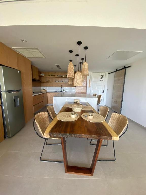Departamento zona Diamante Acapulco Espectacular, recien remodelado con materiales tipicos de la region palma - 2