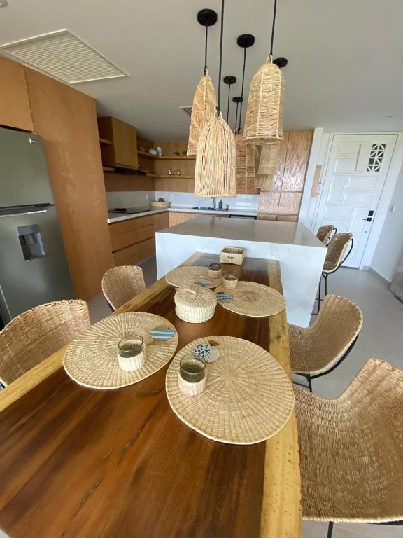Departamento zona Diamante Acapulco Espectacular, recien remodelado con materiales tipicos de la region palma - 4