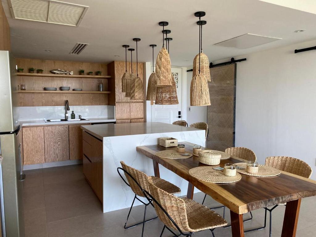 Departamento zona Diamante Acapulco Espectacular, recien remodelado con materiales tipicos de la region palma - 3