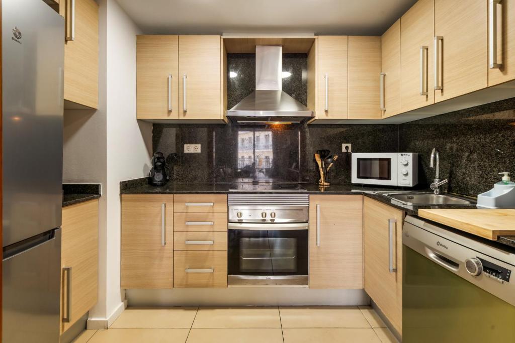 Bella Suite - Modern Apartment with Parking & Pool - 4