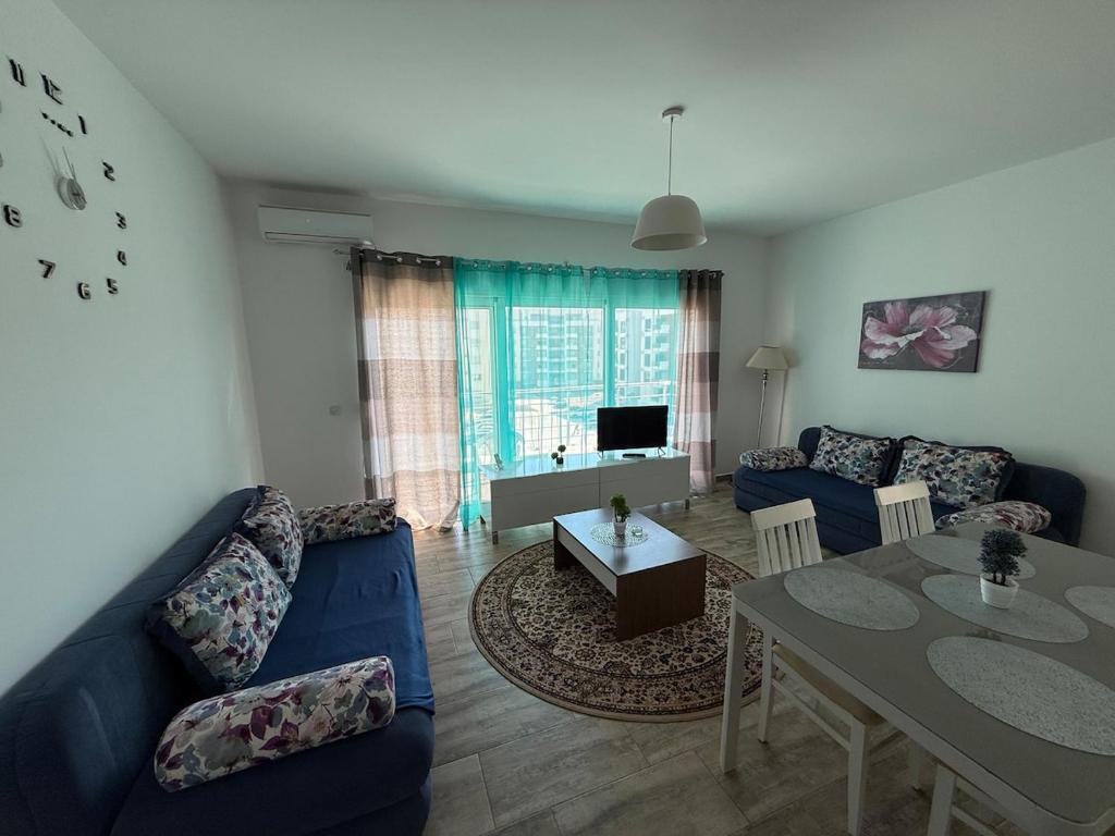 Ninas poolview Apartment - 4