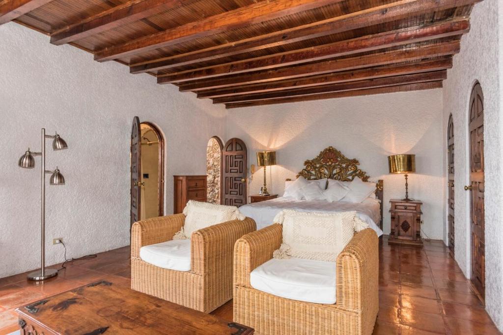 Old World Charm & Amazing Views in Historic Center - 3
