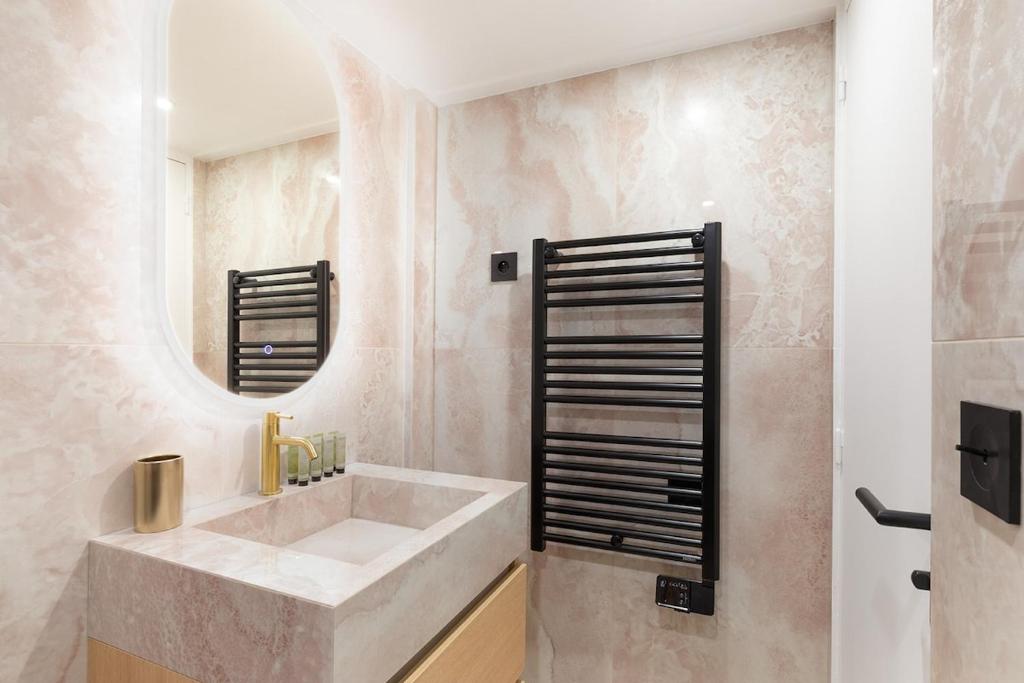 Luxury Apartment with AC in Paris City Center - 4