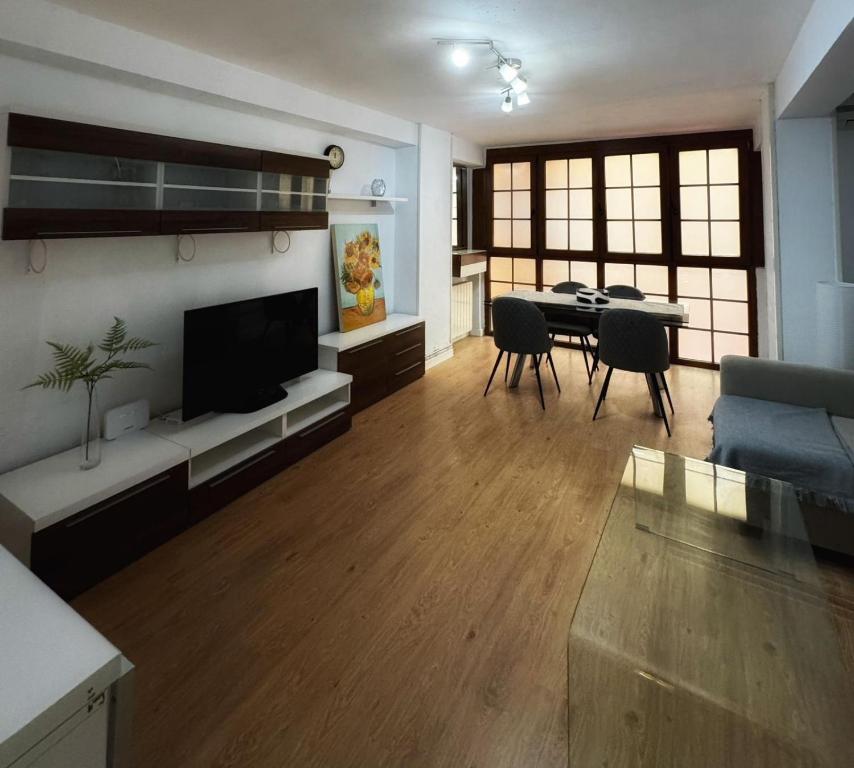 GATU Villa Dante Playa Victoria Parking gratuito, "preferente para mayores de 25 años y familias " - 1