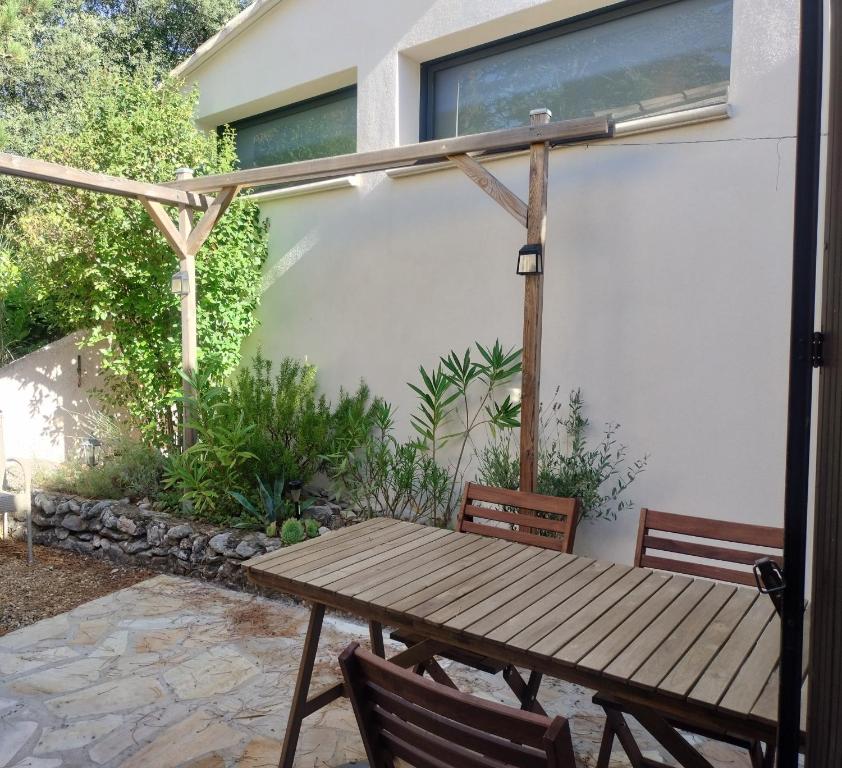 Maisonnette au pied du Mont Ventoux dans hameau naturiste - 1