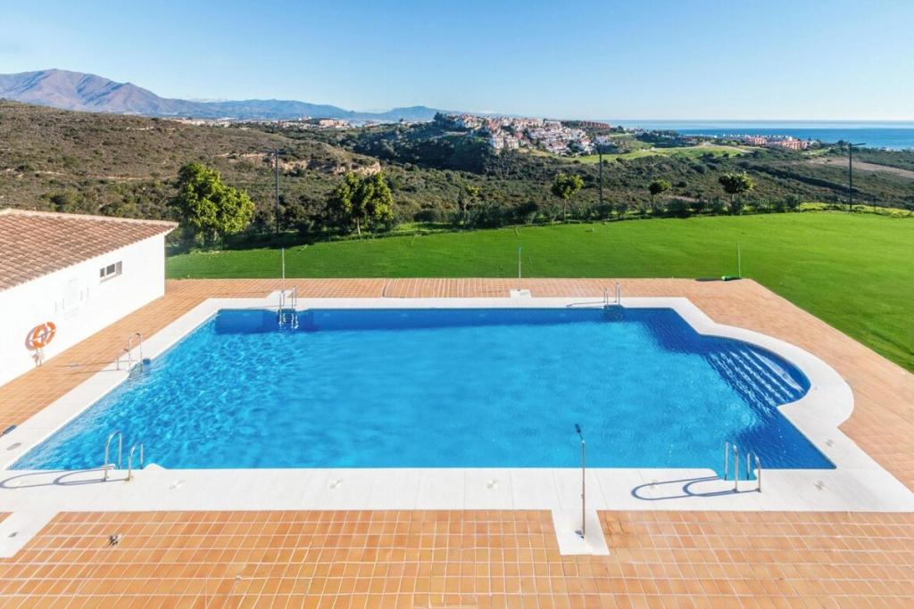 Bright and quiet apartment with a pool - 3