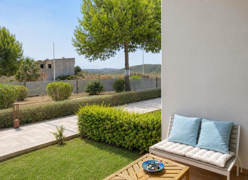 Bright and quiet apartment with a pool - 4