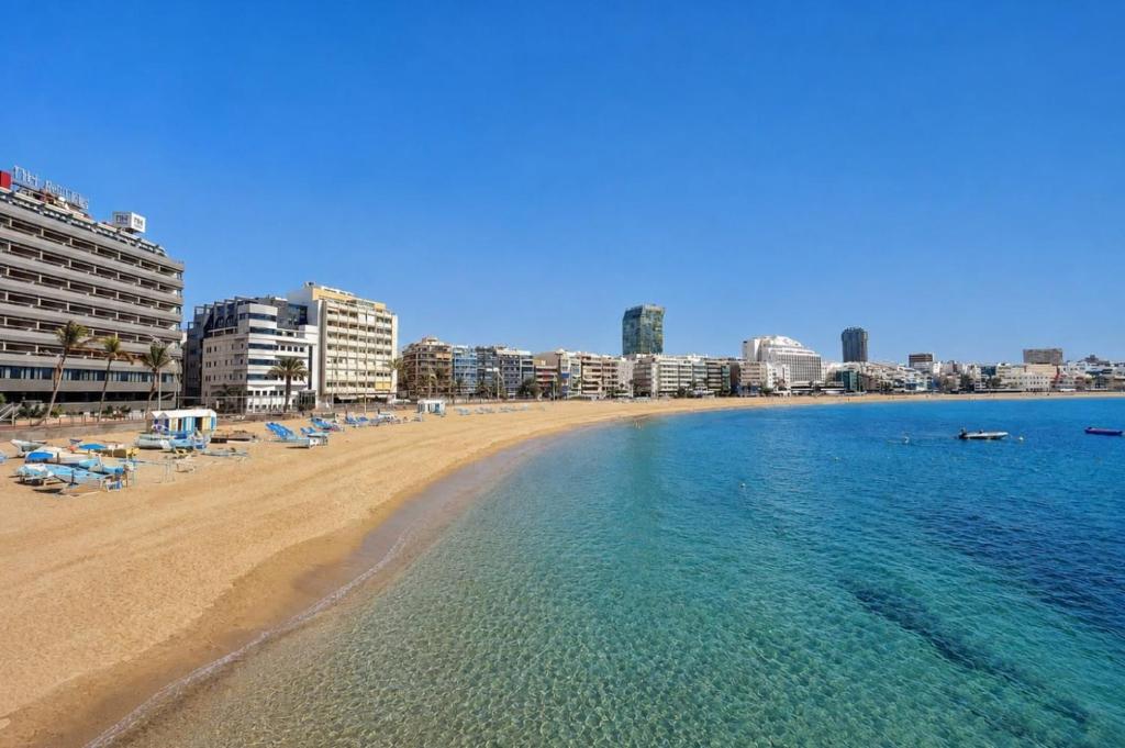 GuestReady - Las Canteras Beach Escape - 2