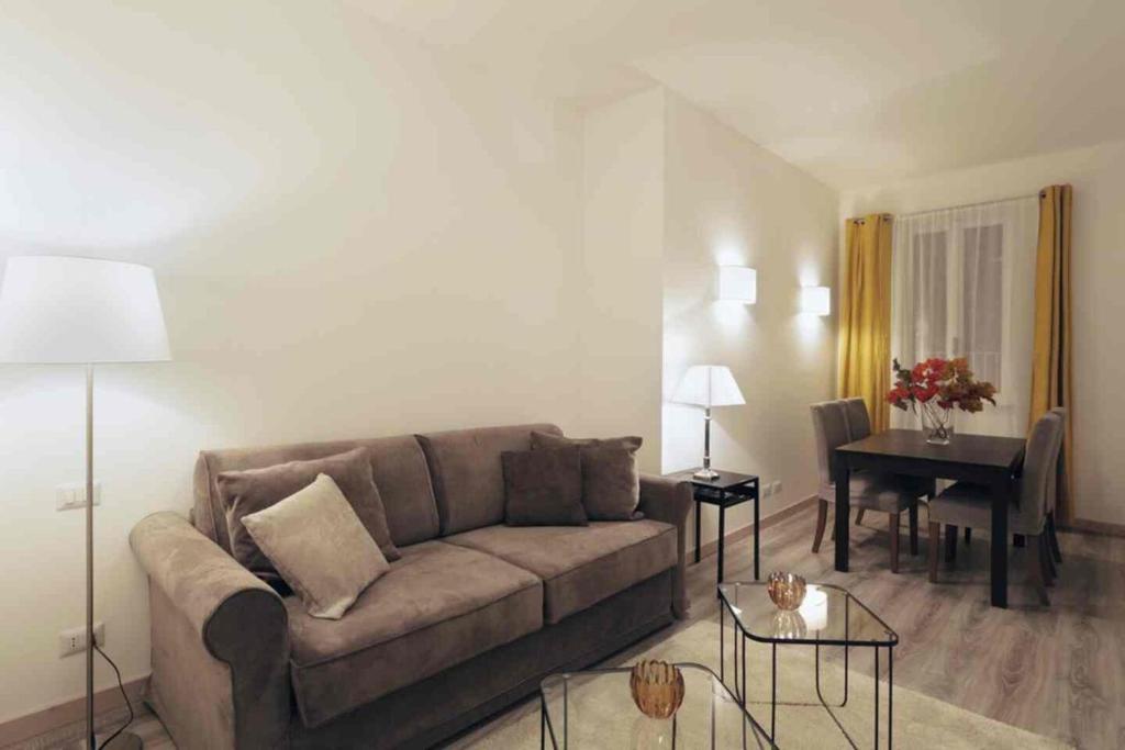 Centro Roma Grande - Spacious Apartment Near Spanish Steps, Sleeps up to 6 Guests by LOCAPPART - 1