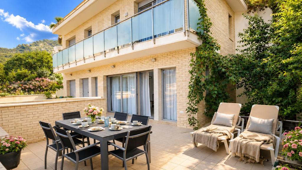 Spacious Duplex in Sitges with Sea Views, Terrace & Free Parking Area - 1