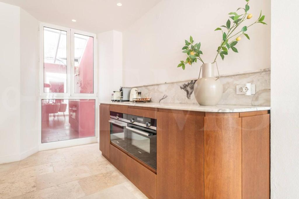 Peaceful 4BR Townhouse with Rooftop Terrace REMS - 3