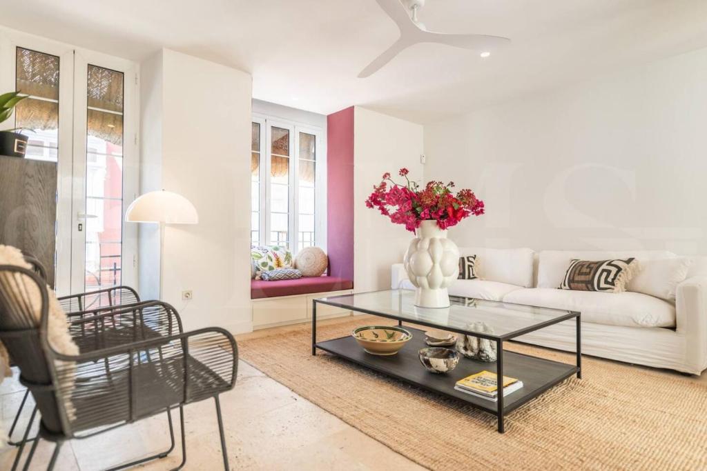 Peaceful 4BR Townhouse with Rooftop Terrace REMS - 1