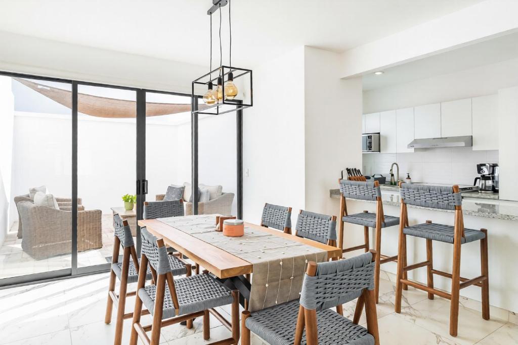 Stylish & bright contemporary 3BD I Pool! - 4