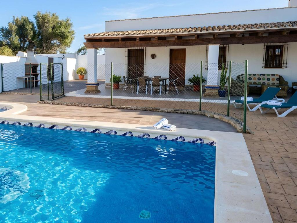 Chalet Piscina Privada vallada cerca del pueblo solo se permite familias y parejas - 2