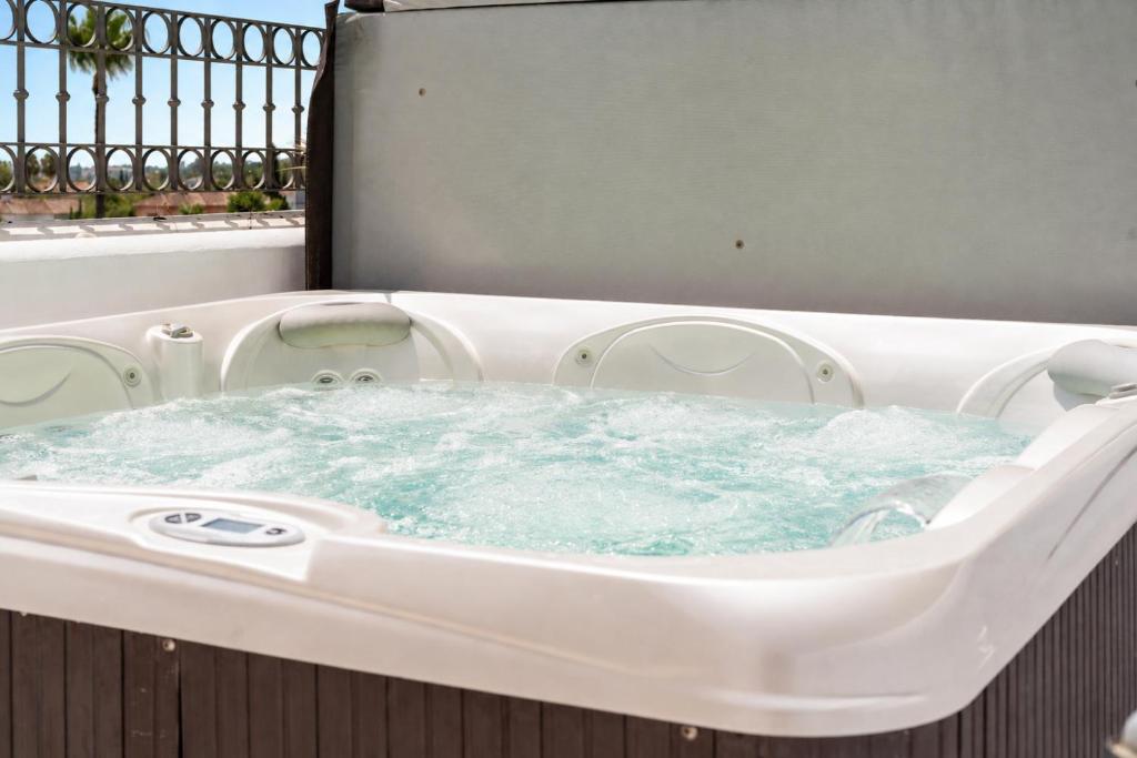 New Luxury Penthouse Rooftop Jacuzzi & Sea View - 4