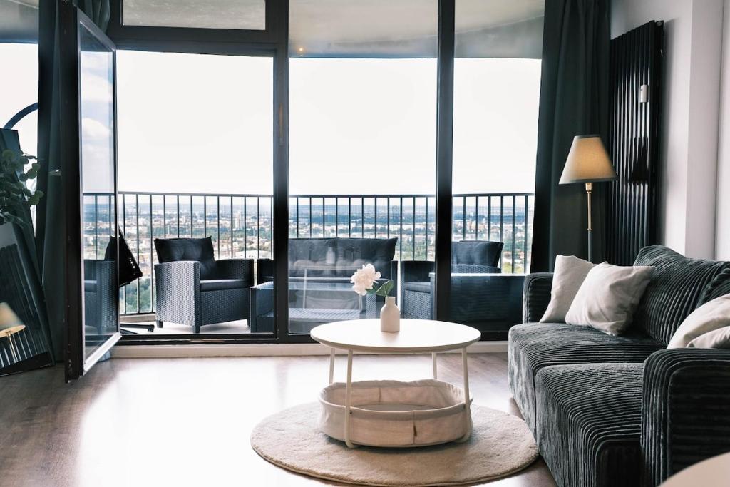 NEU Proud Skyline Suite im Augsburger Hotelturm 2 Balkone - 4