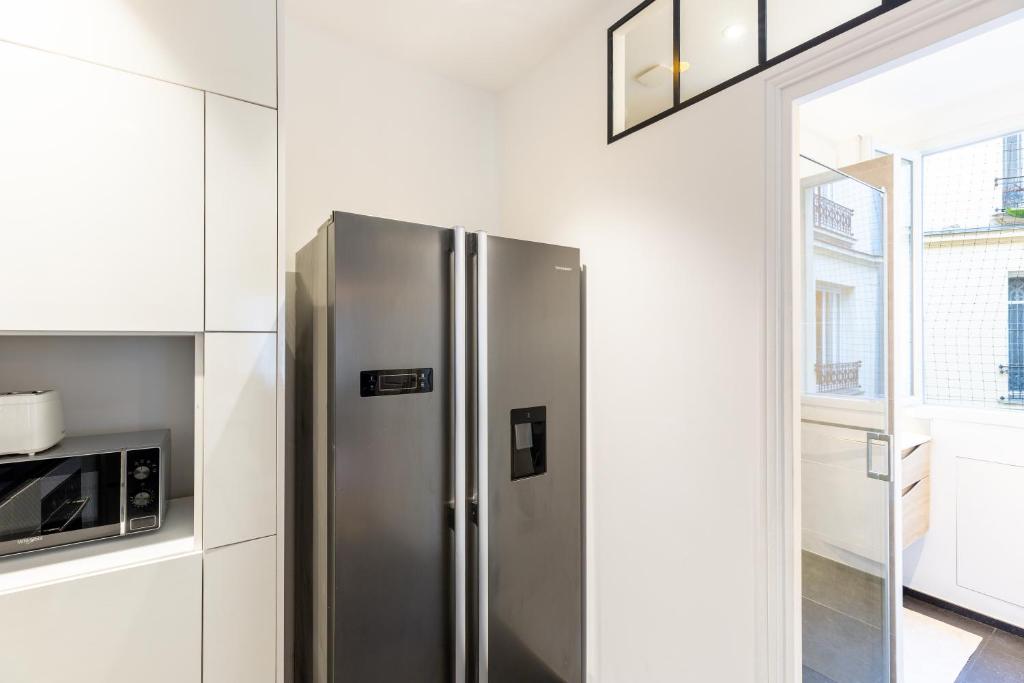 Elegant 2BR - Sleeps 6 - Steps from Arc de Triomphe - 5