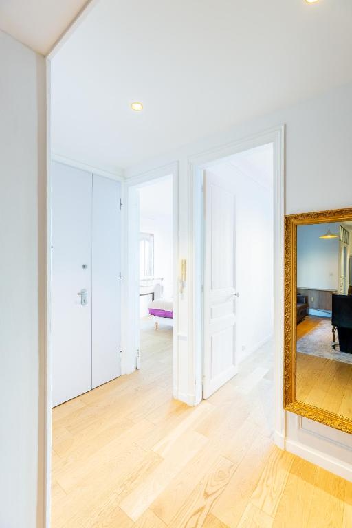 Elegant 2BR - Sleeps 6 - Steps from Arc de Triomphe - 4