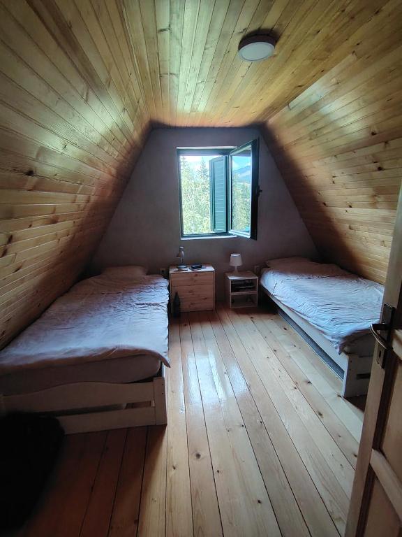 Woodland House Retreat - Cozy Cabin near the Town Center - 2
