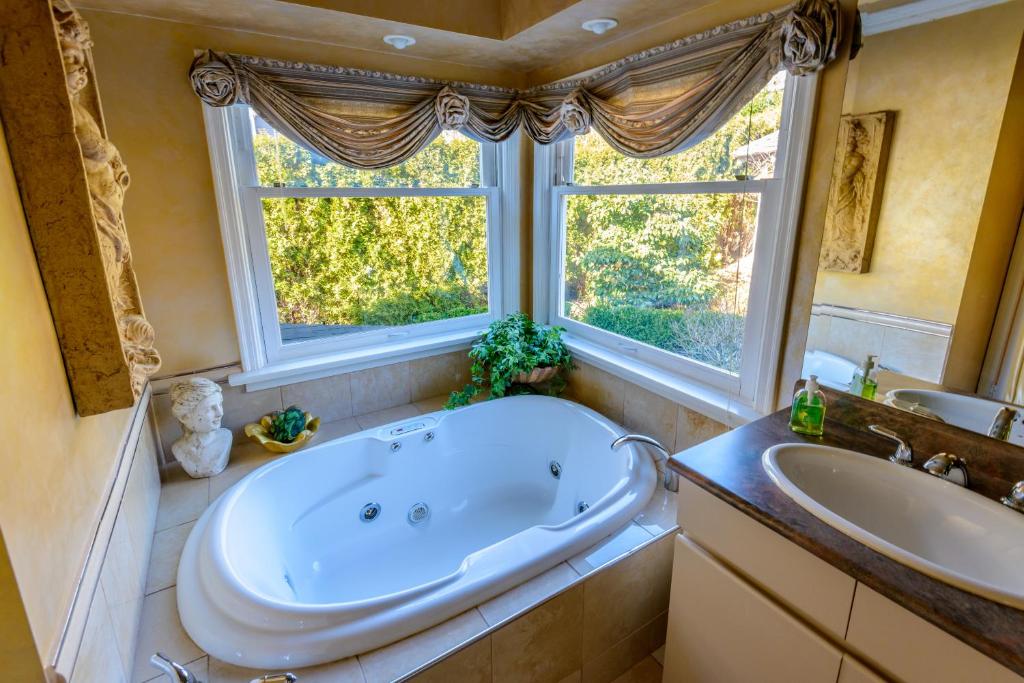 Bathroom, Crystal's View Bed & Breakfast in Vancouver (BC)