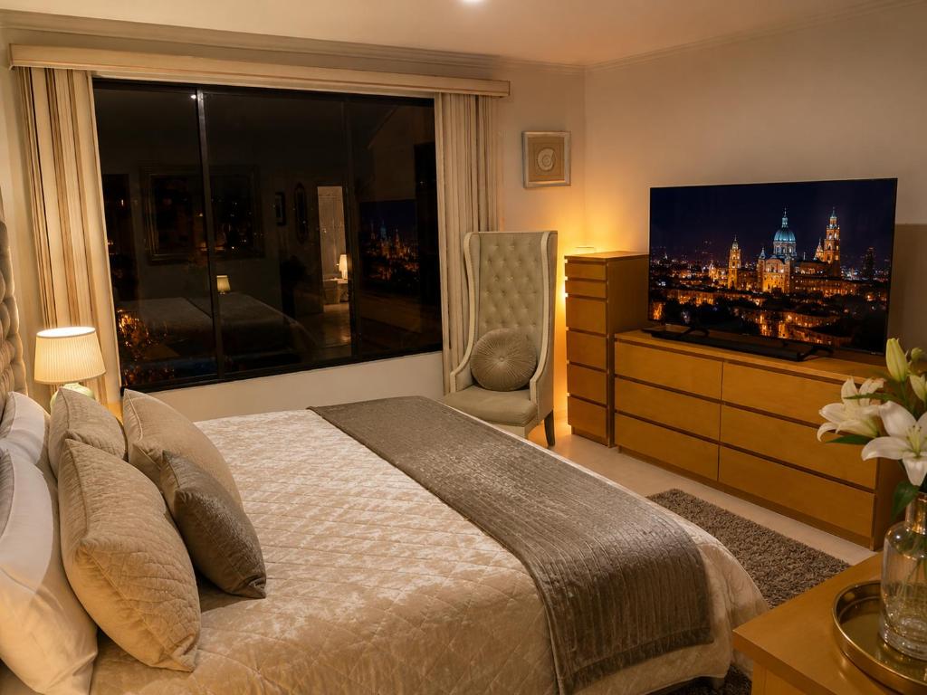 Top floor 3 bedroom apartment located 10min away from The Cathedral - 2