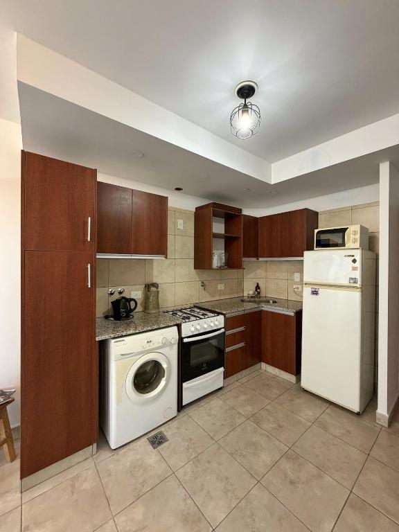 Moderno departamento con balcón y parrilla - 1