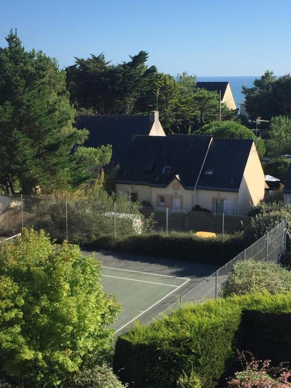 Sandy beach and tennis court - 4